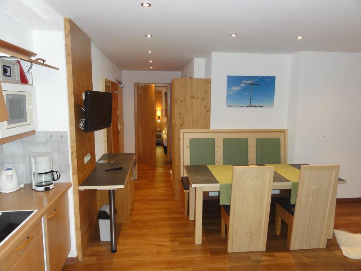 Haus Raetia Apartman Serfaus Szoba fotó